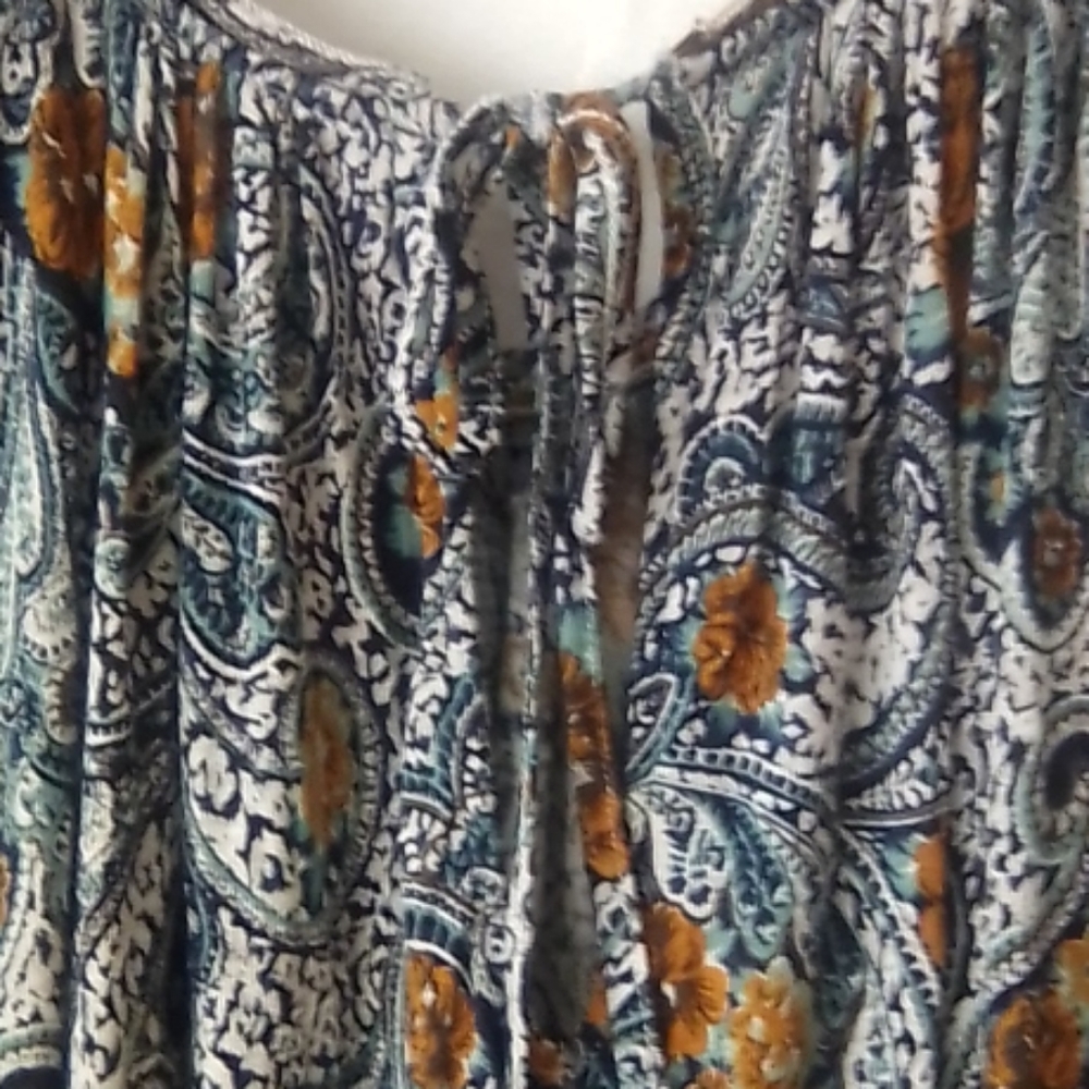 FREE PEOPLE Peek-a-boo Shoulders and bell SLEEVES - Picture 4 of 5